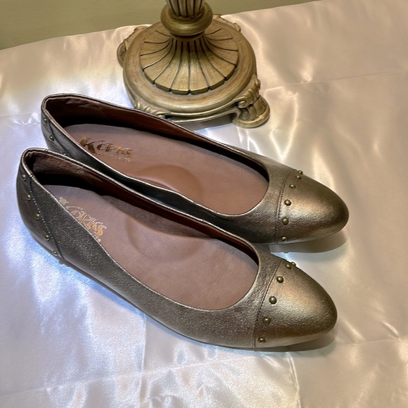 Korks Shoes - Korks Leather Studded Ballet Flats Bronze Gold. Size 8.5. A touch of glitter!